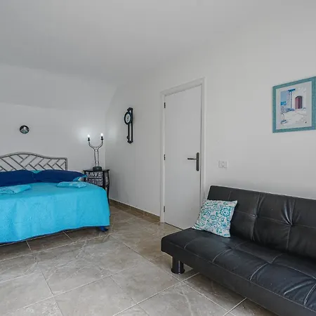 Two Bedrooms With Ocean Views דירה