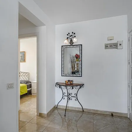 Two Bedrooms With Ocean Views דירה